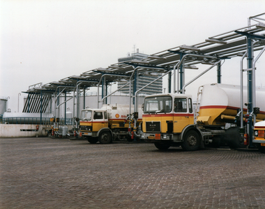 351192 Afbeelding van tankauto's op het opslagterrein voor brandstoffen van Shell Nederland aan de Gelderlantlaan te Utrecht.